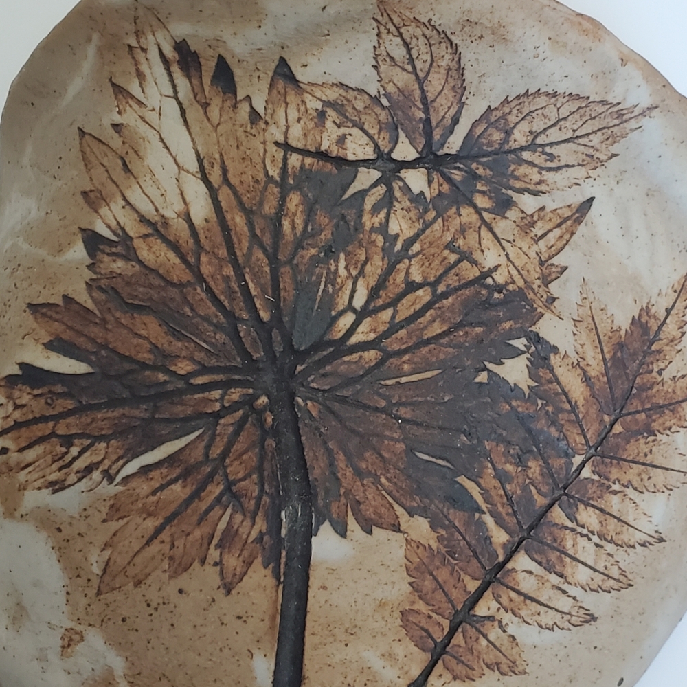 Studio Pottery Wall Pocket Embossed Leaves Signed Garnet - Picture 7 of 12